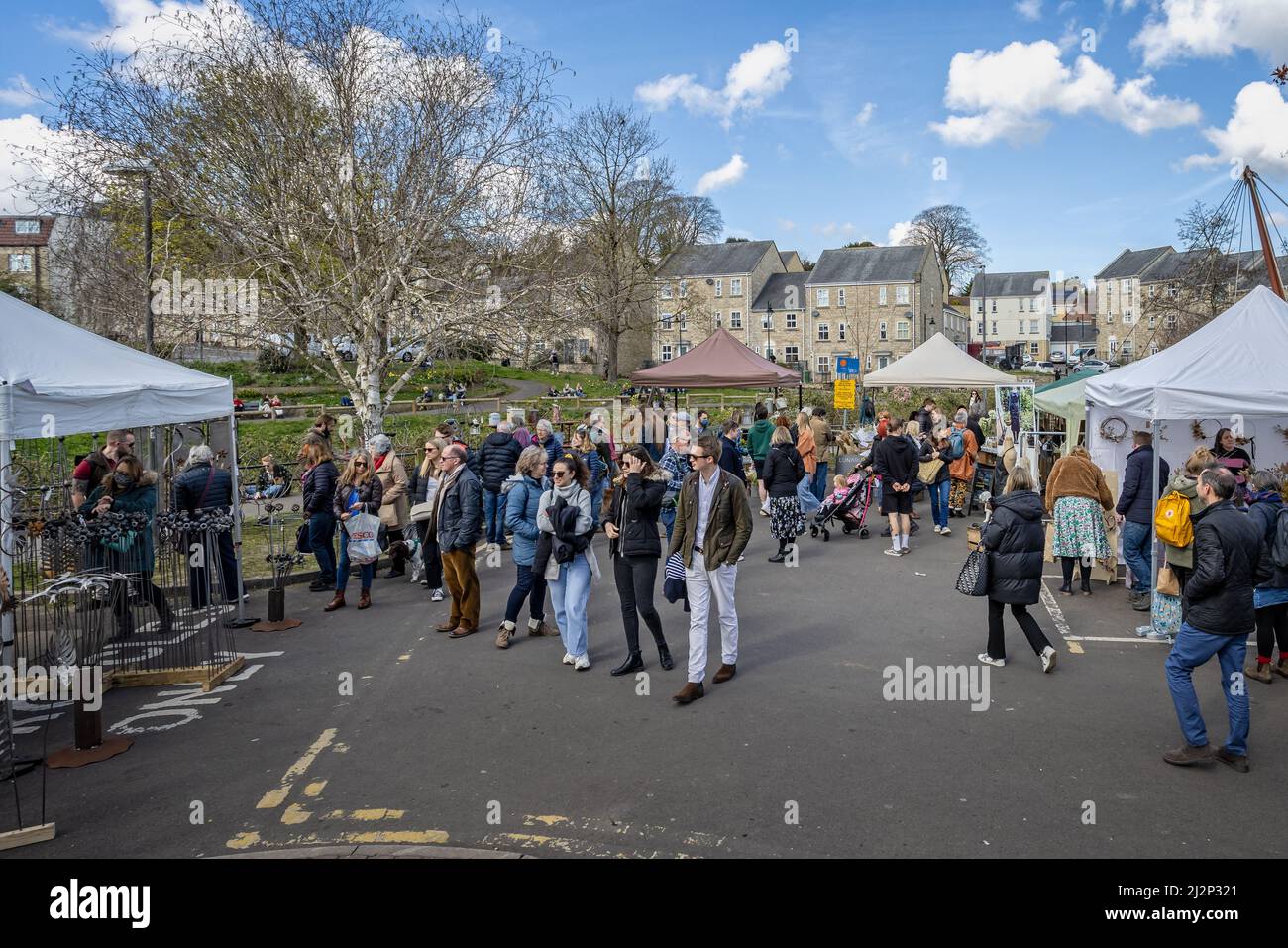 Menschenmassen besuchen den Frome Sunday Market an einem sonnigen Tag in Frome, Somerset, Großbritannien, am 3. April 2022 Stockfoto