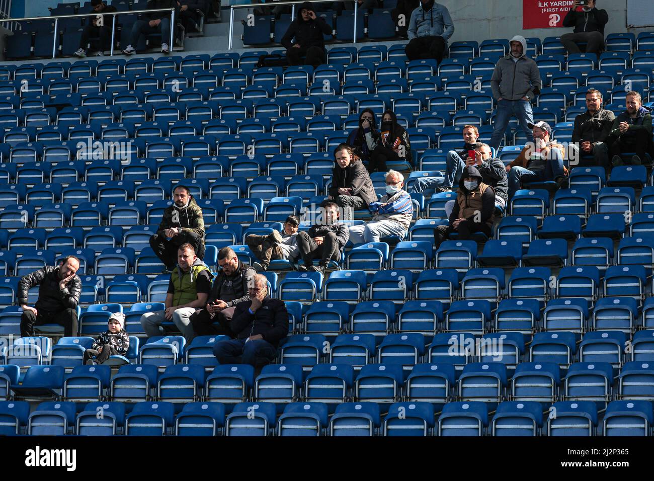 ISTANBUL, TÜRKEI - 3. APRIL: Fans, Supporter während des türkischen Super Lig-Spiels zwischen Kasimpasa und Gaziantep FK am 3. April 2022 in Istanbul, Türkei (Foto von /Orange Picters) Stockfoto