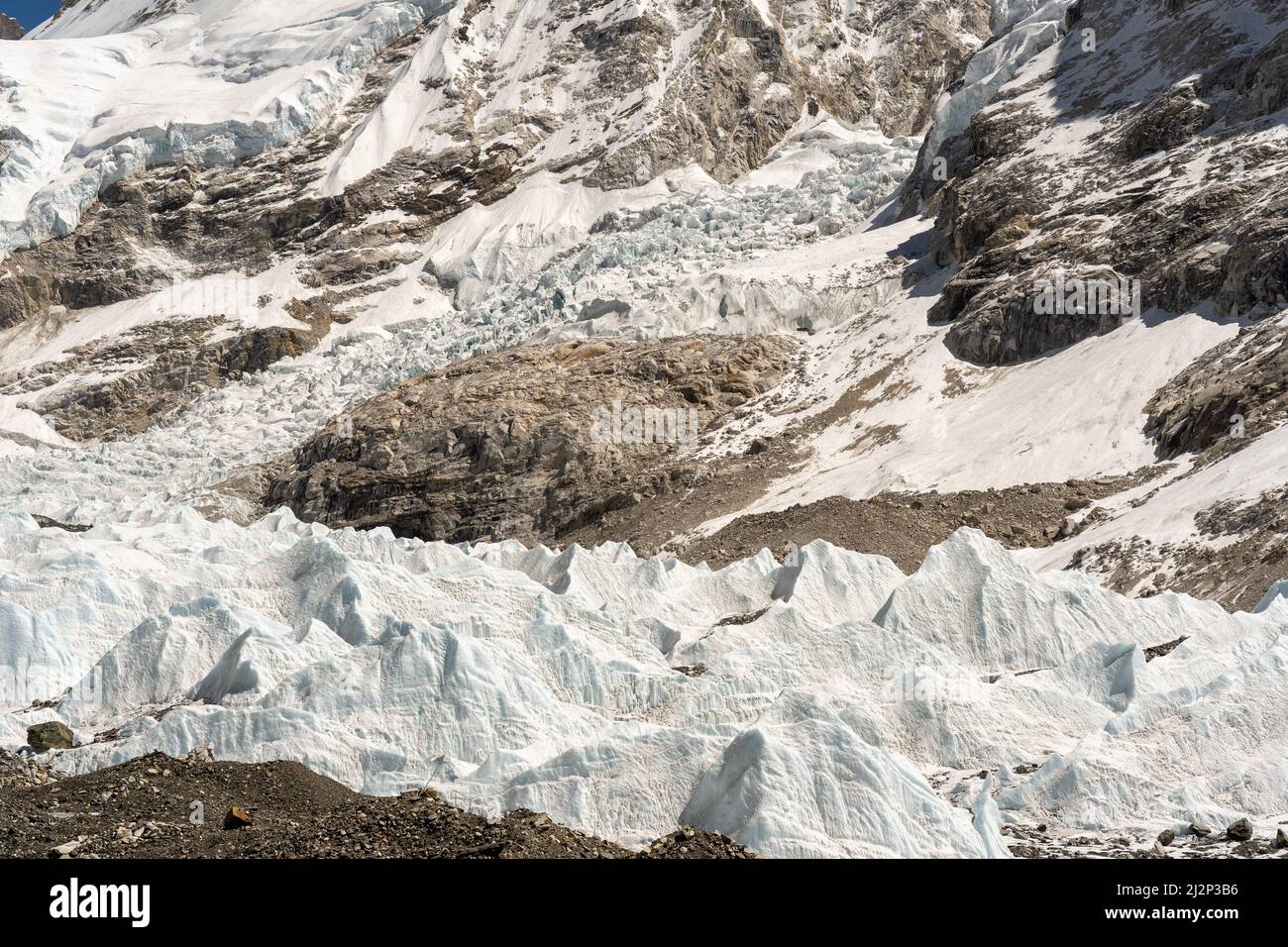 Der Khumbu-Gletscher und der Khumbu-Eisfall am Everest-Basislager. Stockfoto