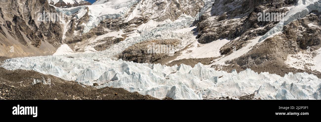 Ein Panoramafoto des Khumbu-Gletschers und des Eisbruchs am Everest-Basislager. Stockfoto