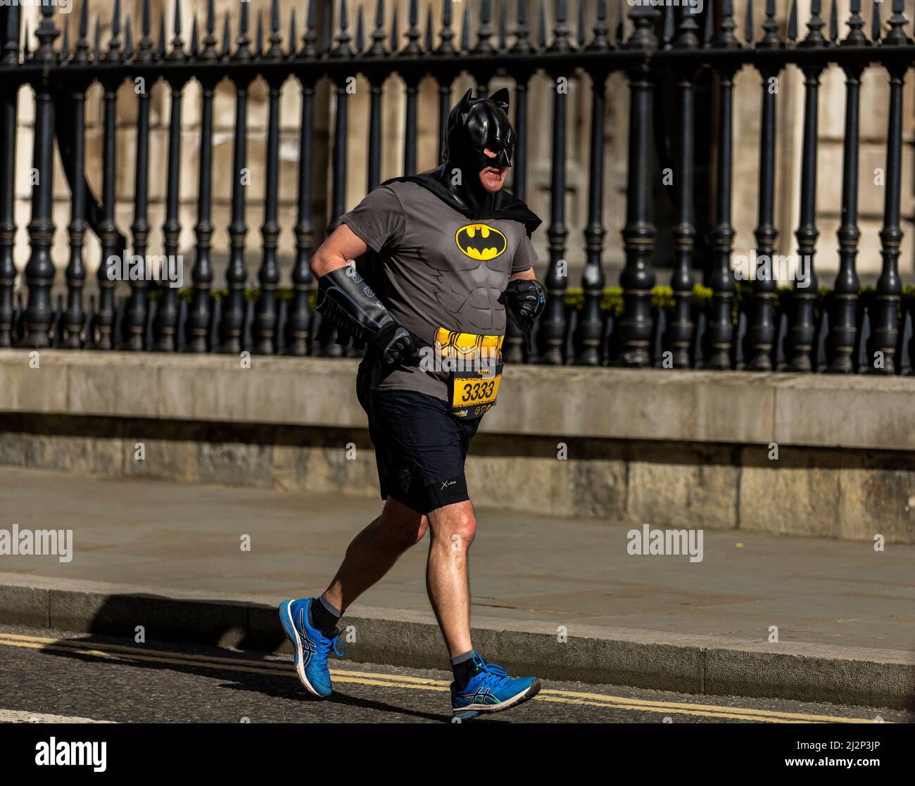 Die Läufer wurden beim Halbmarathon der Londoner Wahrzeichen 2022 als Batman verkleidet. Bilddatum: Sonntag, 3. April 2022. Stockfoto