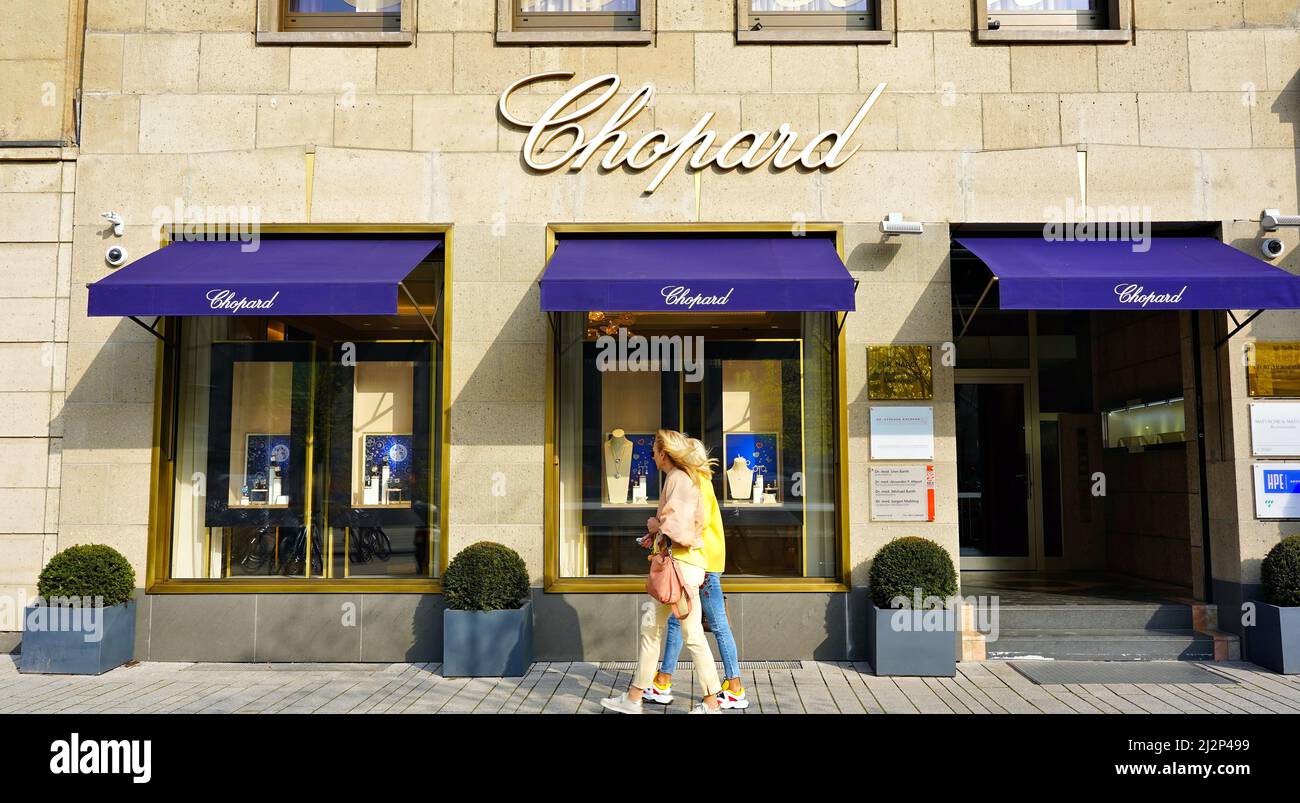 Vorderansicht eines Chopard-Stores in Düsseldorf. Chopard ist ein Schweizer Familienunternehmen, das Luxusuhren, Schmuck und Accessoires produziert. Stockfoto