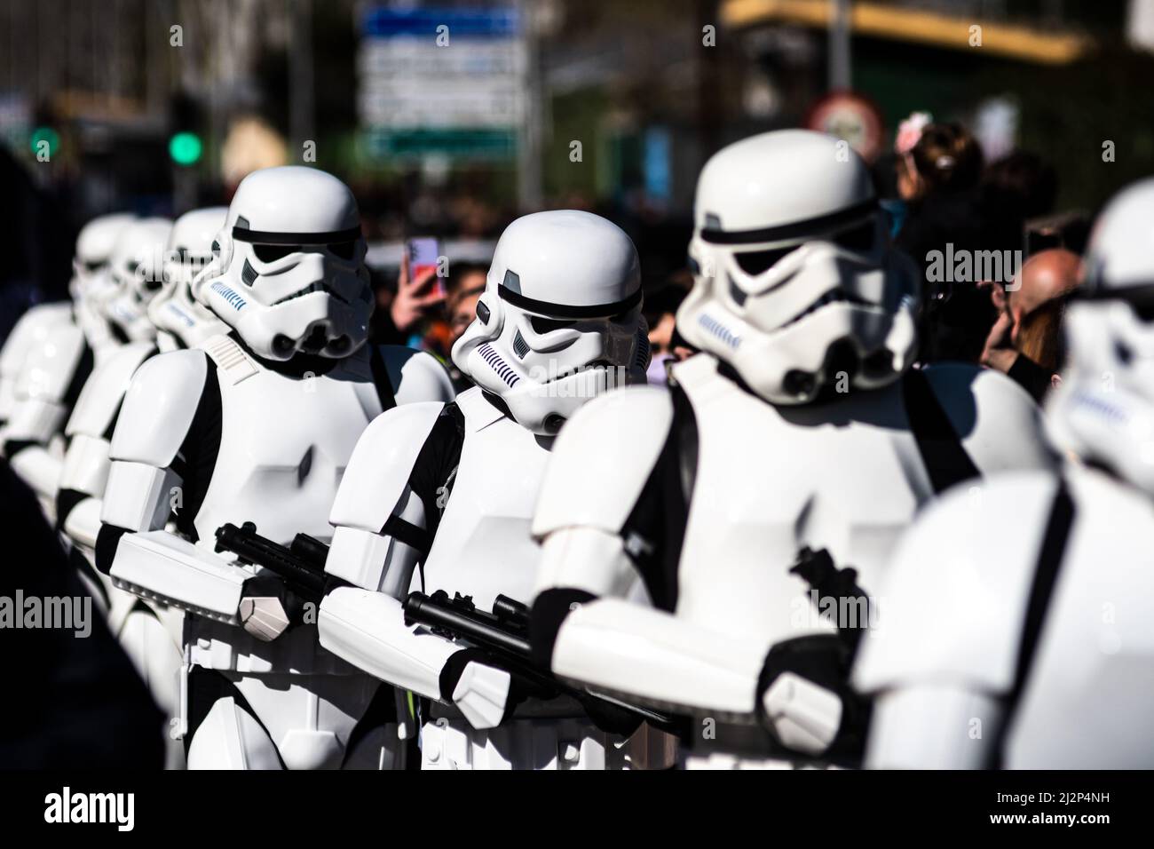 Madrid, Spanien. 25.. Mai 2021. Menschen, die als Mitglieder der Legion 501. gekleidet waren, marschierten während einer Star Wars Parade im Madrider Viertel Aluche. Fast 300 Menschen haben als Figuren aus der Star Wars-Saga in Kostümen durch die Straßen geparaden. Quelle: Marcos del Mazo/Alamy Live News Stockfoto