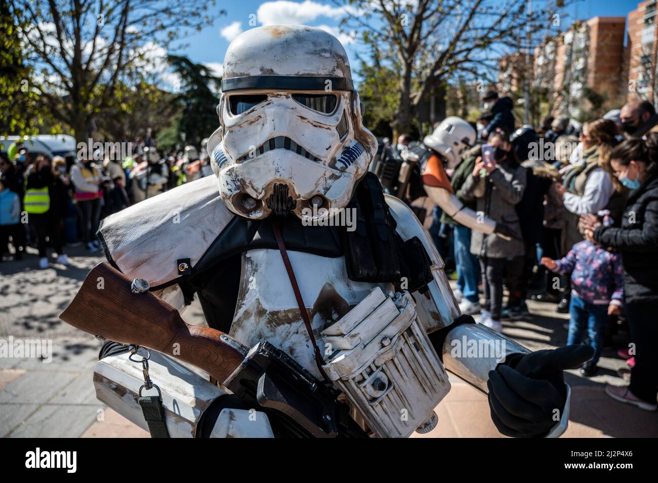 Madrid, Spanien. 03. April 2022. Ein Mann, der als Mitglied der Legion 501. gekleidet war und während einer Star Wars Parade im Madrider Aluche marschierte. Fast 300 Menschen haben als Figuren aus der Star Wars-Saga in Kostümen durch die Straßen geparaden. Quelle: Marcos del Mazo/Alamy Live News Stockfoto