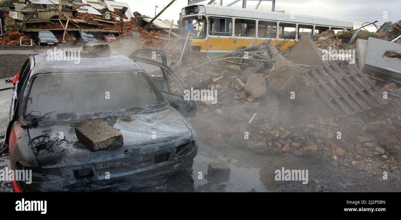 Luftangriff auf Zivilbevölkerung, zerstörte Autos und Gebäude, Ukraine-Krieg Stockfoto