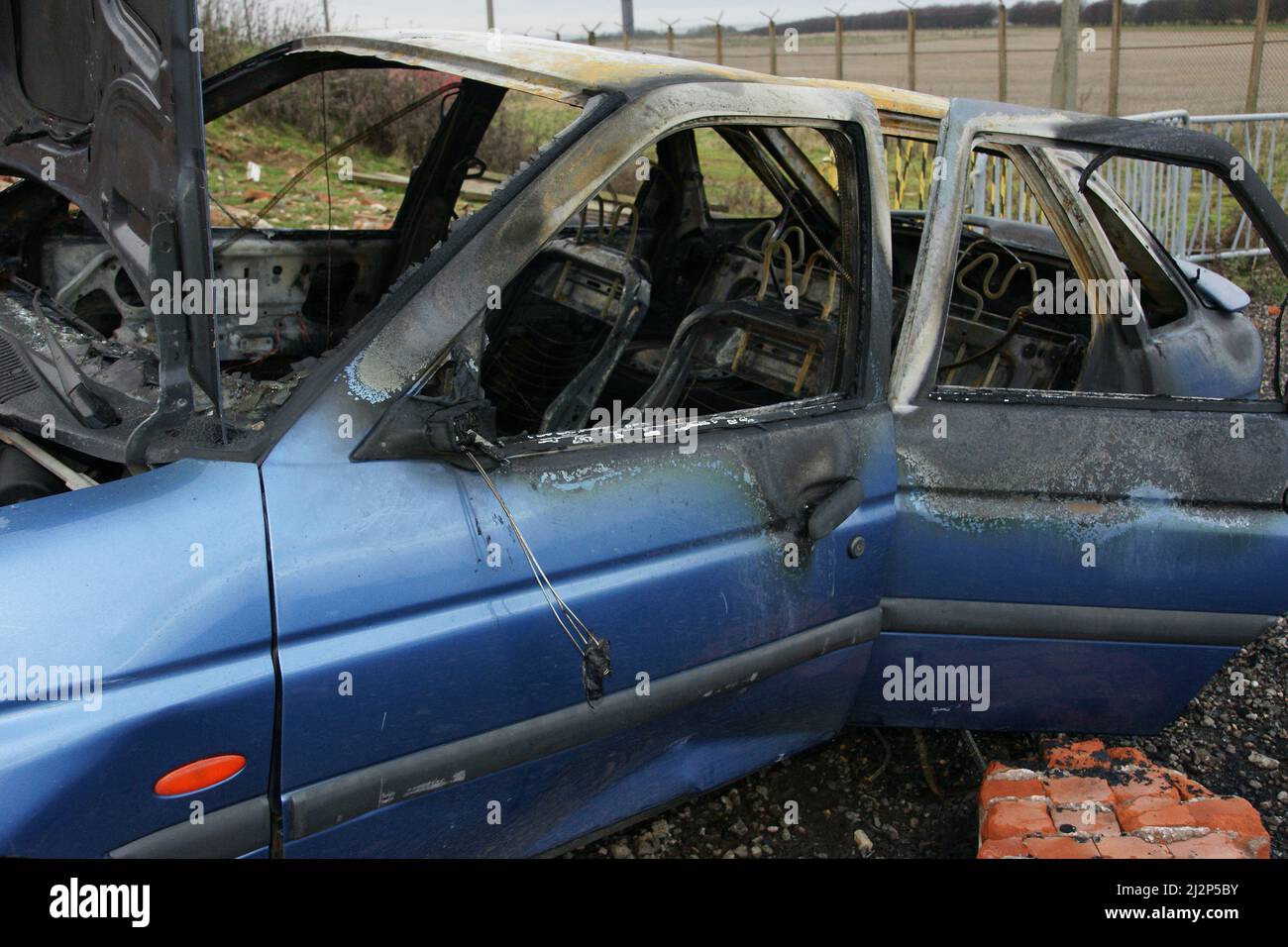 Luftangriff auf Zivilbevölkerung, Auto zerstört, Ukraine-Krieg Stockfoto