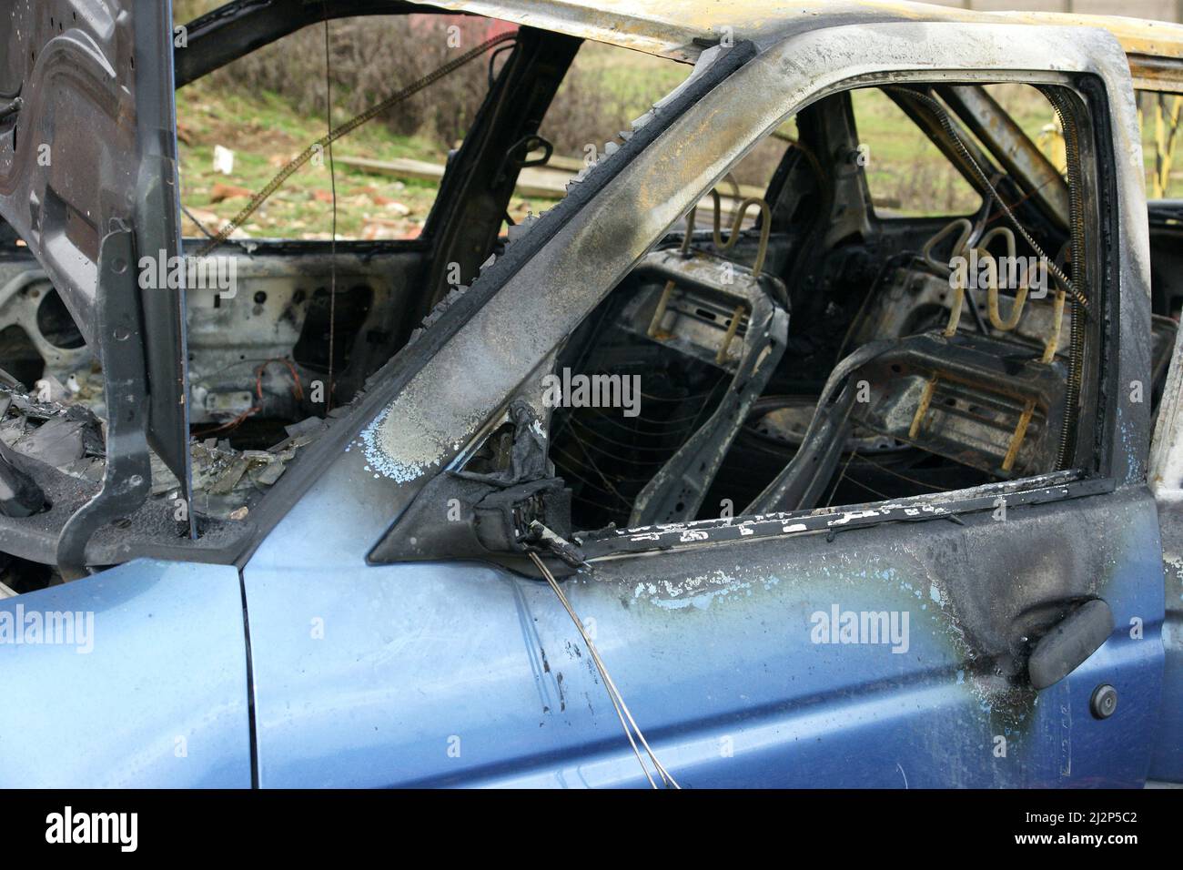 Luftangriff auf Zivilbevölkerung, Auto zerstört, Ukraine-Krieg Stockfoto
