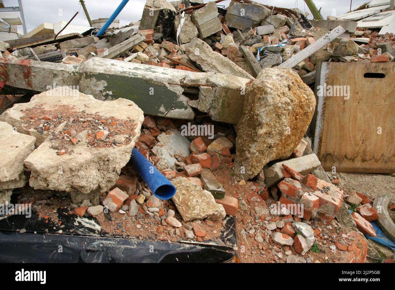 Luftangriff auf Zivilbevölkerung, zerstörte Häuser, Ukraine-Krieg Stockfoto