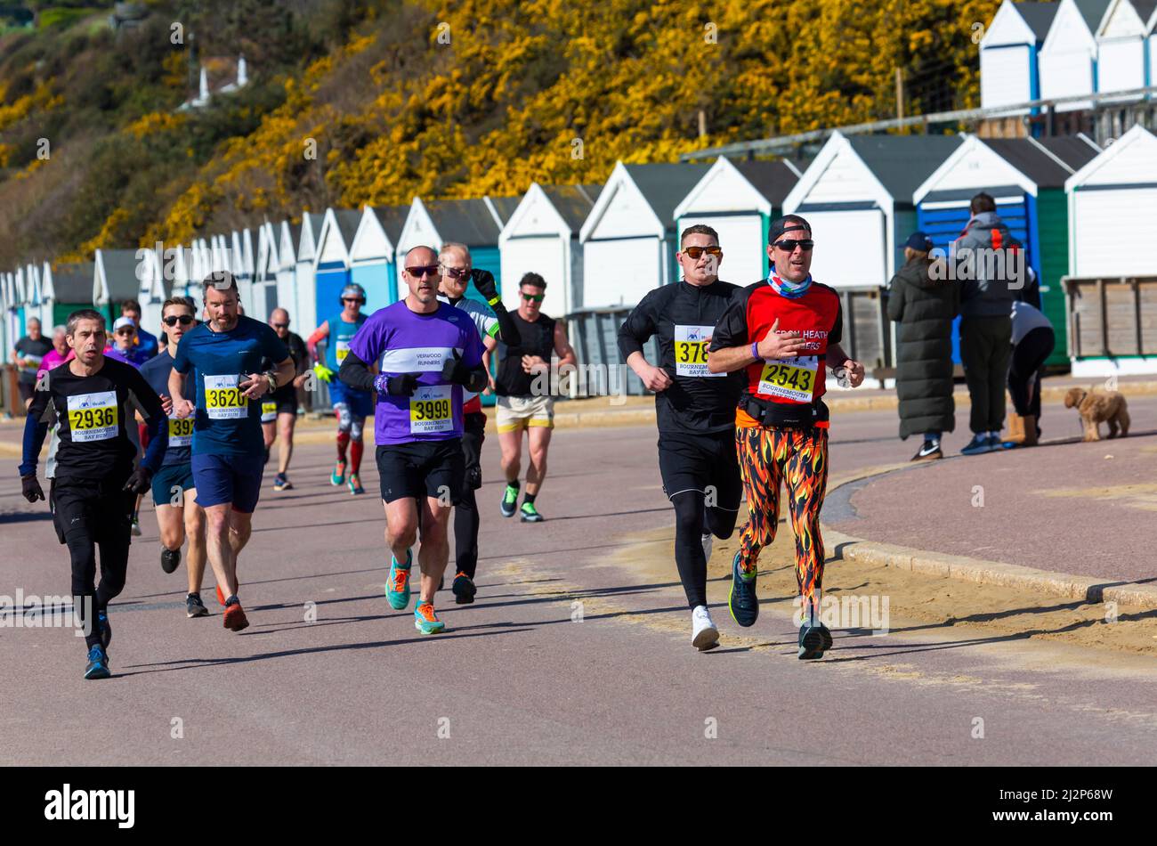 Bournemouth, Dorset, Großbritannien. 3.. April 2022. Die Läufer nehmen am Bournemouth Bay Run Teil, der die Möglichkeit bietet, einen Halbmarathon, einen 10k-Lauf, einen 5k-Lauf und einen 1k-Kids-Fun-Lauf entlang der Küste von Bournemouth zu Unternehmen. Die Teilnehmer erhalten einen fantastischen Blick entlang der Küste, während sie sich an der Beschaffung lebenswichtiger Mittel für die britische Herzstiftung zur Bekämpfung von Herzerkrankungen beteiligen. Ein trockener, sonniger Tag nach einem kalten, frostigen Start. Halbmarathon-Läufer. Quelle: Carolyn Jenkins/Alamy Live News Stockfoto