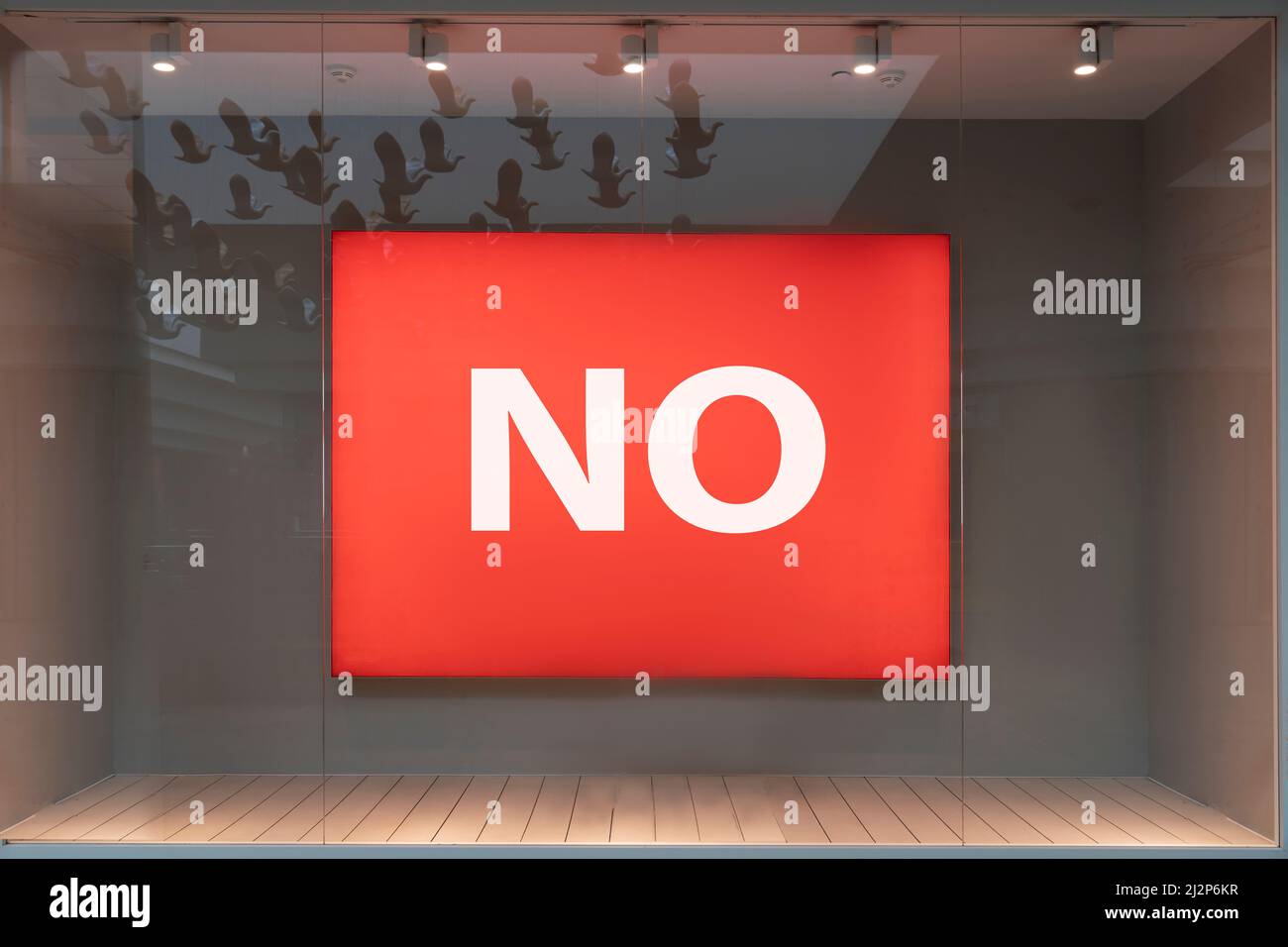 Nein, es gibt keine Worte der Ablehnung auf der roten Banner-Plakatwand Stockfoto