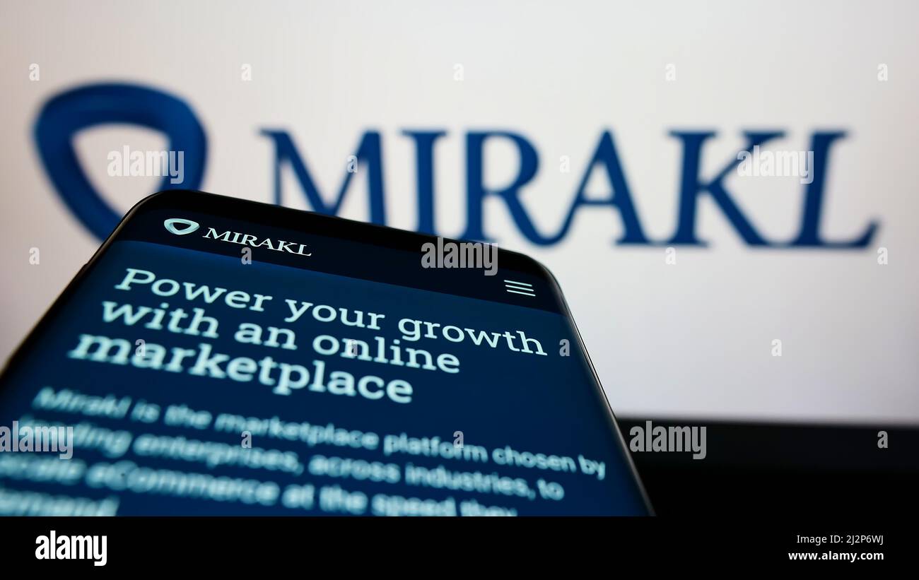 Mobiltelefon mit Webseite des französischen E-Commerce-Software-Unternehmens Mirakl auf dem Bildschirm vor dem Unternehmenslogo. Konzentrieren Sie sich auf die obere linke Seite des Telefondisplays. Stockfoto