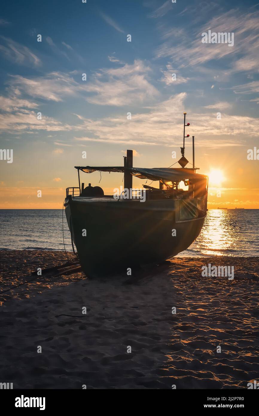 Schöner Morgenblick an der polnischen Küste in Gdynia. Schiff auf einem Sandstrand am Morgen. Stockfoto