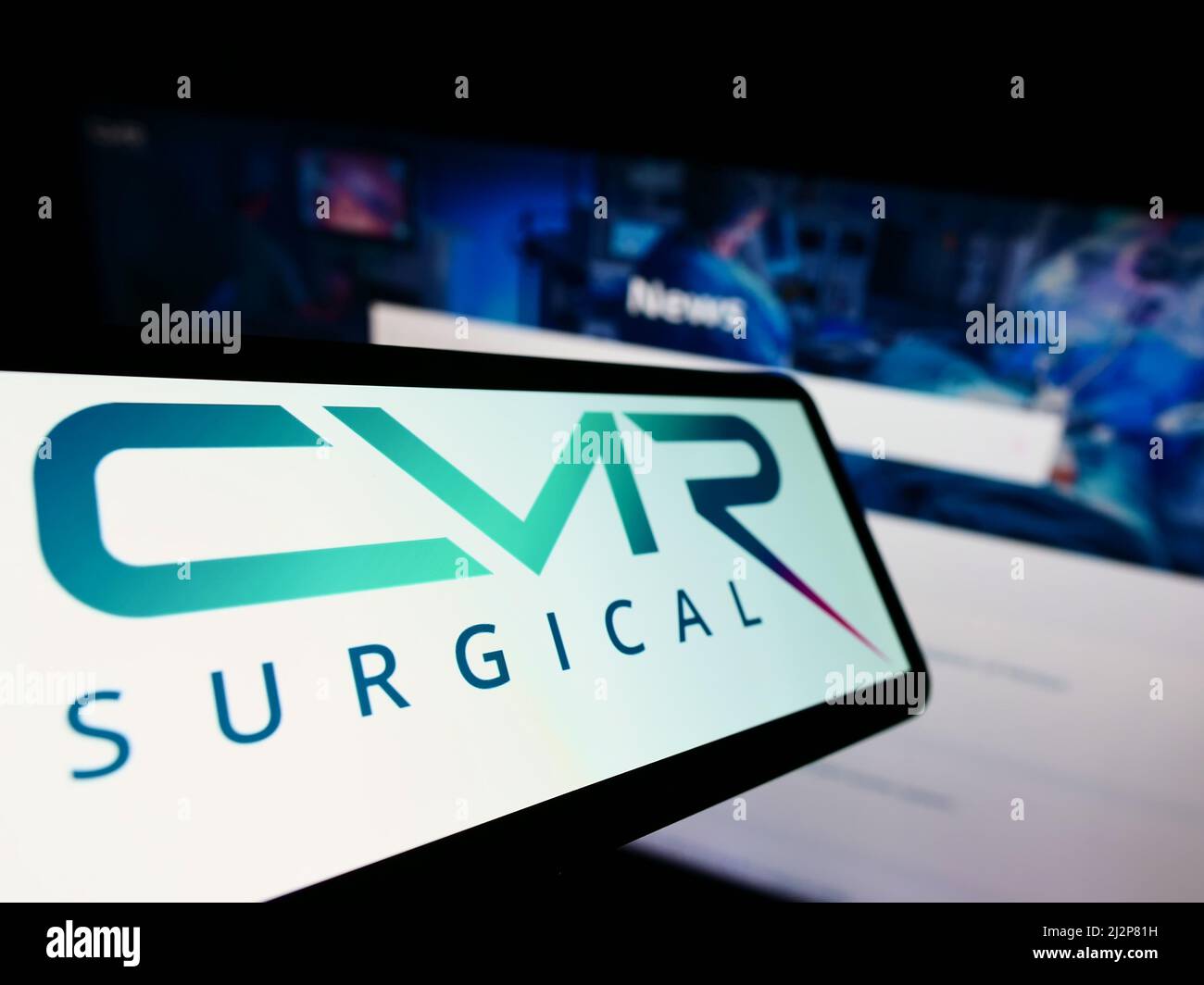 Smartphone mit Logo des Medizintechnik-Unternehmens CMR Surgical Ltd. Auf dem Bildschirm vor der Business-Website. Konzentrieren Sie sich auf die Mitte des Telefondisplays. Stockfoto
