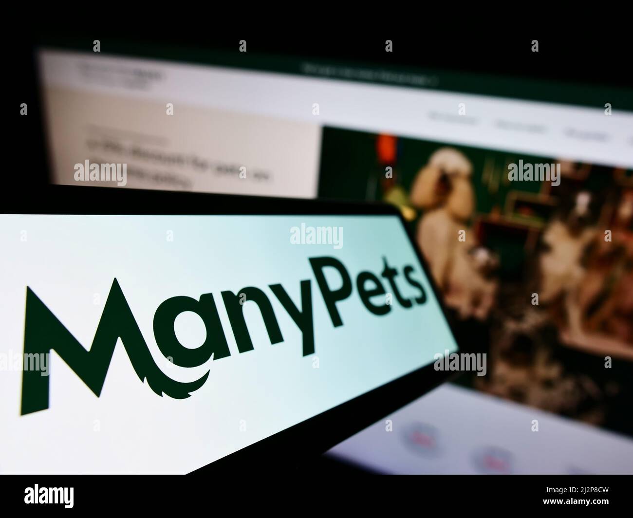 Smartphone mit Logo der von Many Ltd. (ManyPets) gekauften Versicherungsgesellschaft auf dem Bildschirm vor der Business-Website. Konzentrieren Sie sich auf die linke Seite des Telefondisplays. Stockfoto