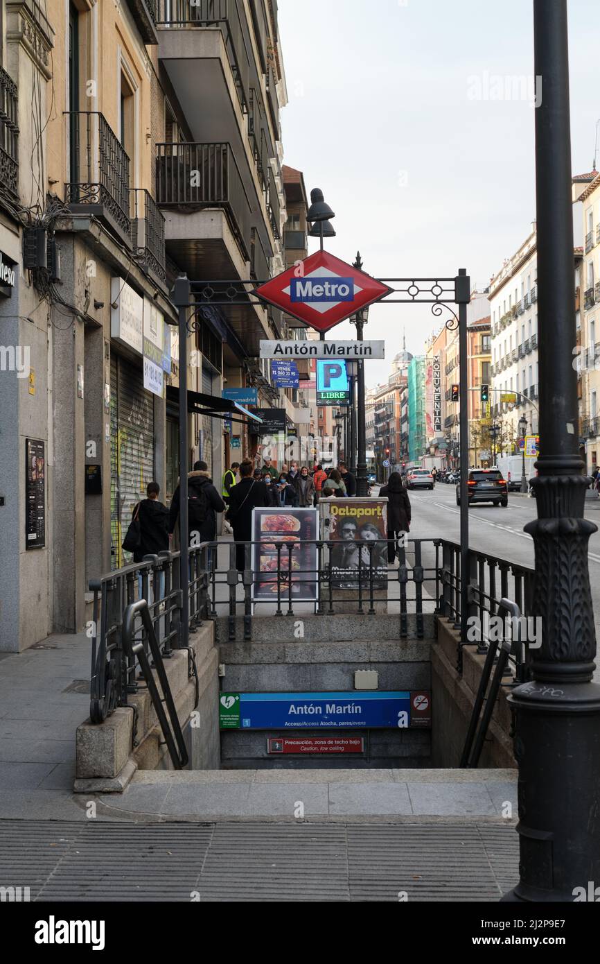 Eingang der Anton Martin U-Bahnstation an der Atocha Straße. Stockfoto
