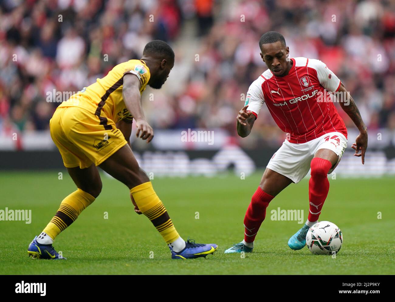 David Ajiboye von Sutton United (links) und Mickel Miller von Rotherham United kämpfen beim Papa John's Trophy-Finale im Wembley Stadium, London, um den Ball. Bilddatum: Sonntag, 3. April 2021. Stockfoto