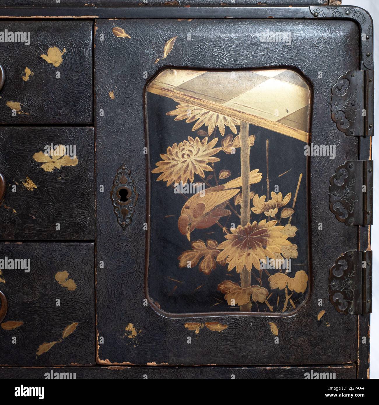 Großes Antikes Japanisches Gilt-Lackiertes Schmuckschrank Mit Blumendekoration. Meiji-Zeit Stockfoto