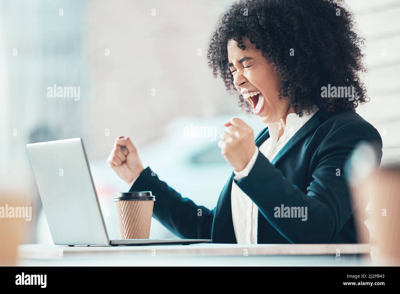 Es funktioniert einfach nicht. Aufnahme einer attraktiven jungen Geschäftsfrau, die allein im Büro sitzt und sich ärgerlich fühlt, während sie ihren Laptop benutzt. Stockfoto