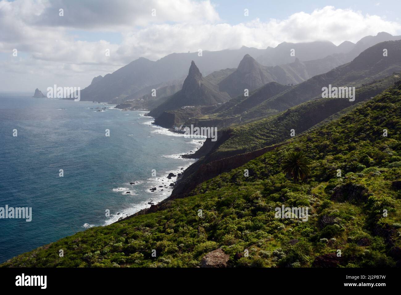 Das Anaga-Gebirge und der Atlantische Ozean an der Nordküste von Teneriffa, Anaga Rural Park, in der Nähe von Taganana, Kanarische Inseln, Spanien. Stockfoto
