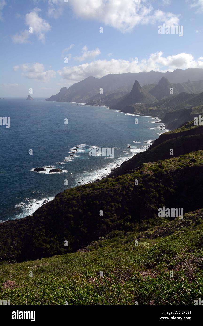 Das Anaga-Gebirge und der Atlantische Ozean an der Nordküste von Teneriffa, Anaga Rural Park, in der Nähe von Taganana, Kanarische Inseln, Spanien. Stockfoto