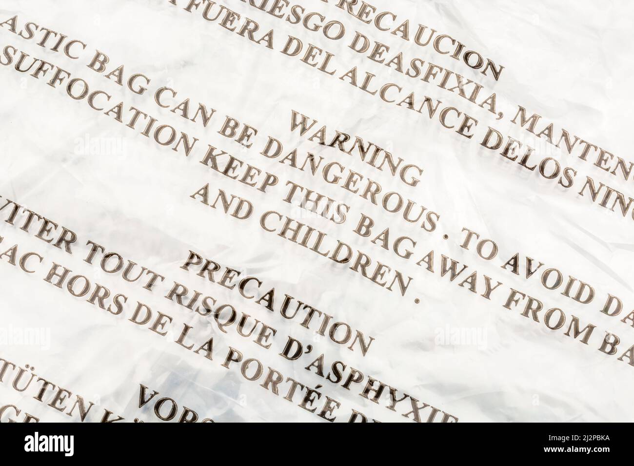 Warnung vor Erstickungsgefahr (auf Englisch und in mehreren Sprachen) auf Polyethylen-LDPE/Plastikbeutel mit geringer Dichte. Für die Kindersicherheit Warnung, Gefahr. Stockfoto