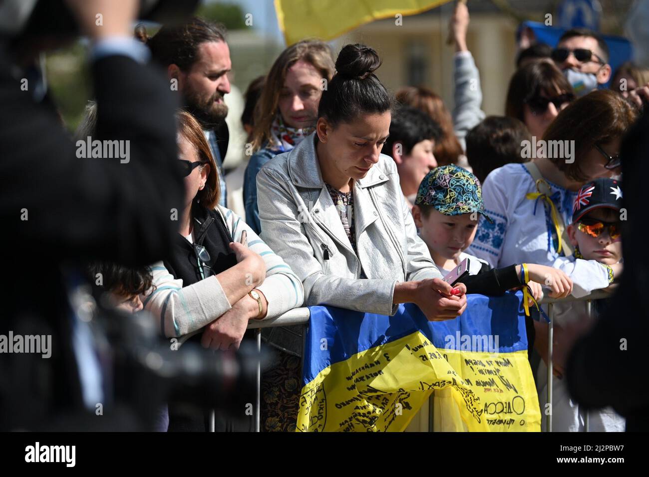 Hal Far, Malta. 03. April 2022. Vor einer karitativen Einrichtung, die Papst Franziskus während seiner Reise nach Malta besuchte, protestieren Menschen gegen den Krieg in der Ukraine. Quelle: Johannes Neudecker/dpa/Alamy Live News Stockfoto
