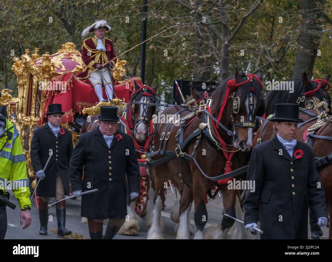 Der Gold State Coach mit dem Oberbürgermeister von London auf der Lord Mayor’s Show 2021 mit Pferdekutschen und Polizei. Victoria Embankment, London, Großbritannien. Stockfoto