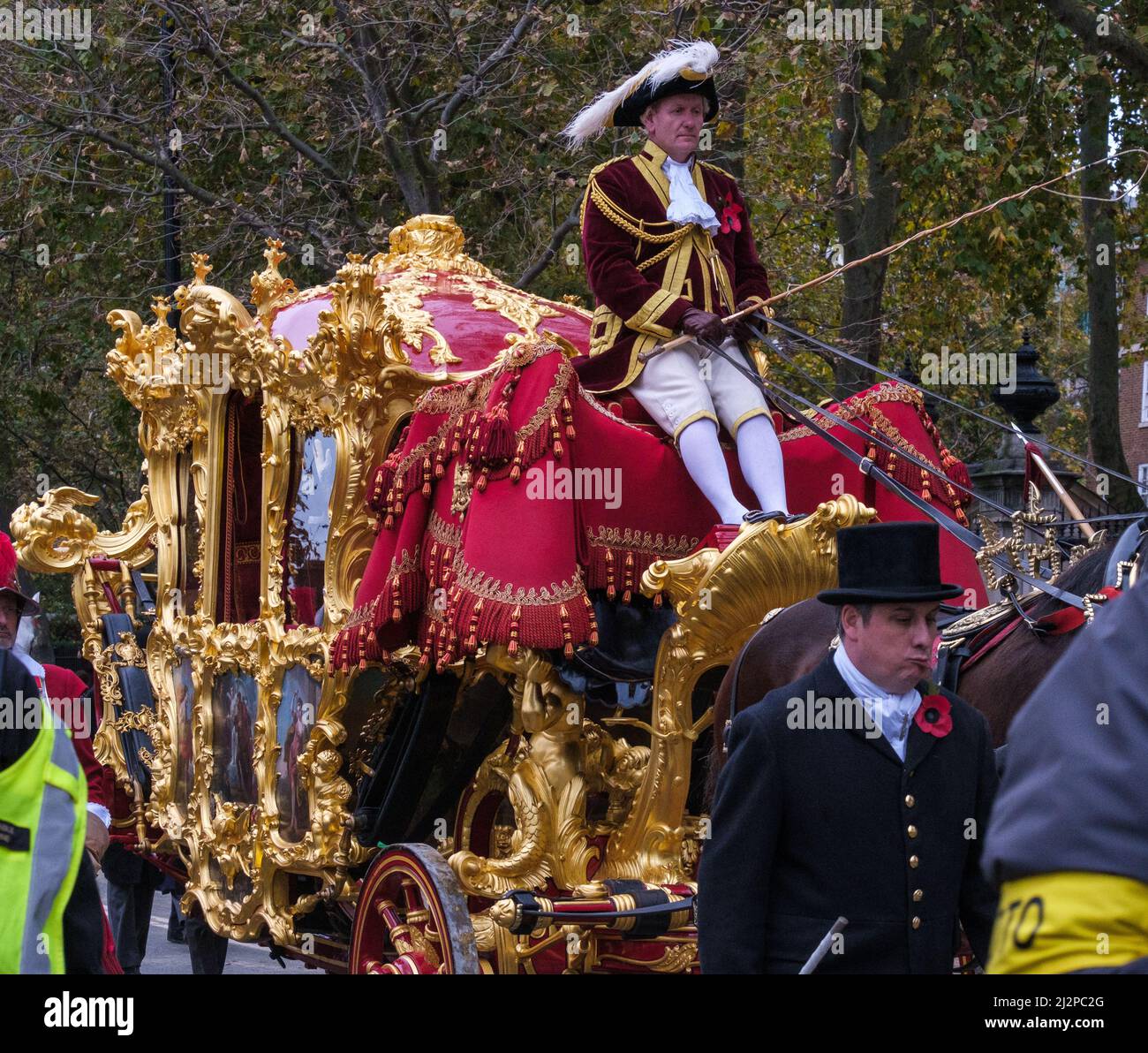 Kutscher in traditionellen zeremoniellen Kleidern fährt mit dem Pferd gezogenen Bühnencoach des Oberbürgermeisters von London auf der Lord Mayor’s Show 2021, London. Stockfoto