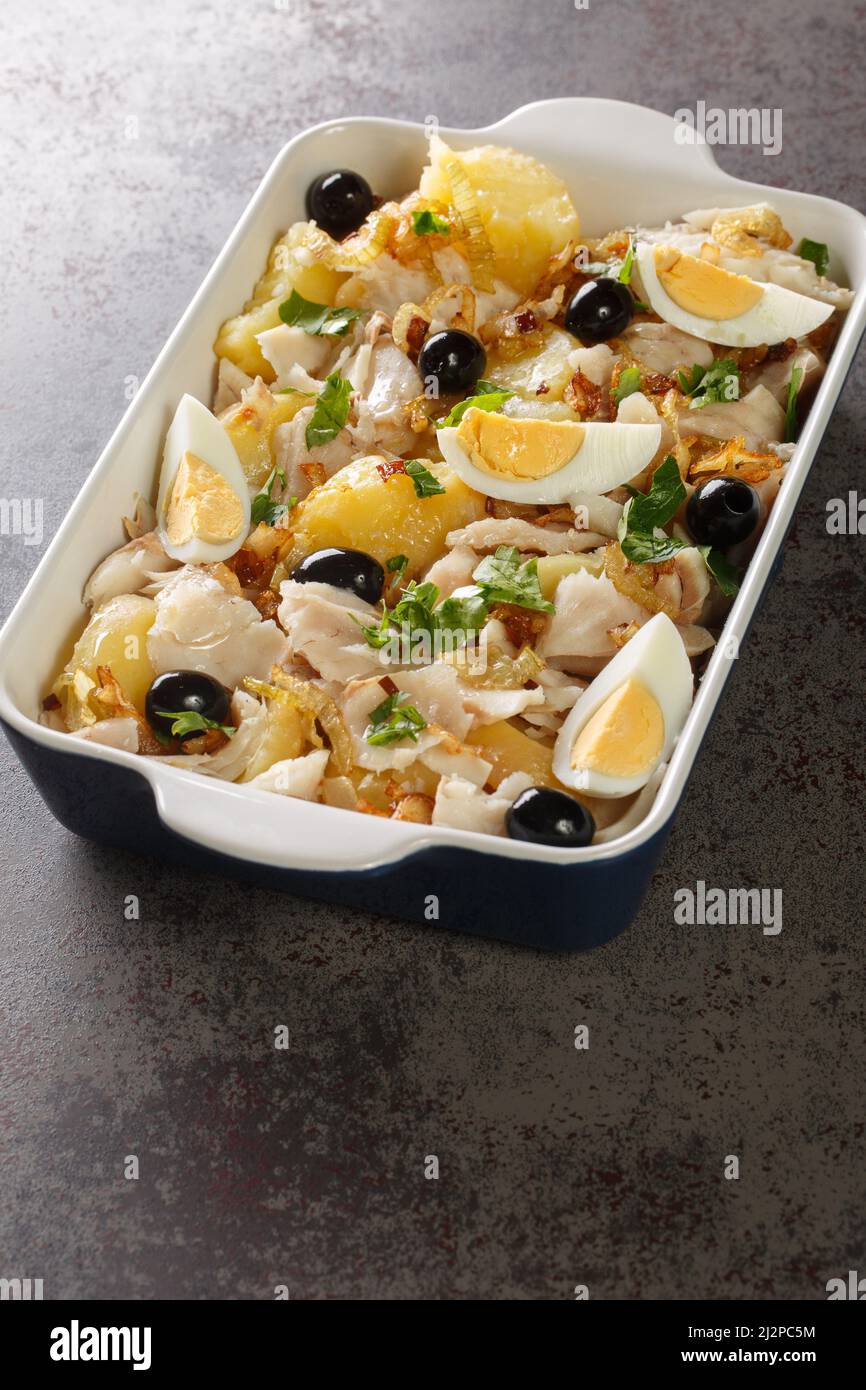 Bacalhau a Gomes de Sa Kabeljaufisch mit Kartoffeln, Zwiebeln, Oliven ...