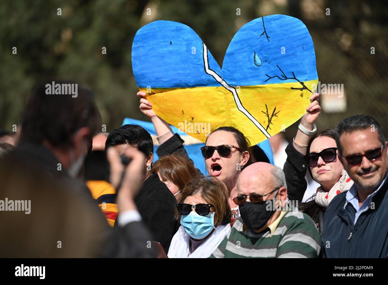 Hal Far, Malta. 03. April 2022. Vor einer karitativen Einrichtung, die Papst Franziskus während seiner Reise nach Malta besuchte, protestieren Menschen gegen den Krieg in der Ukraine. Quelle: Johannes Neudecker/dpa/Alamy Live News Stockfoto