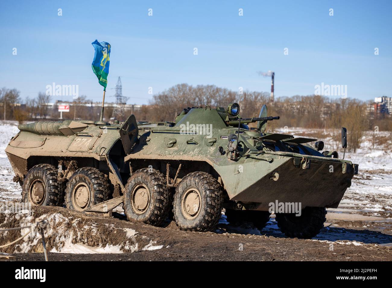 St. Petersburg, Russland - 27. März 2022: Gepanzerter Personalträger BTR-80 auf der Panzerrange. Militärpark Stahllandung in Krasnoje Selo Stockfoto