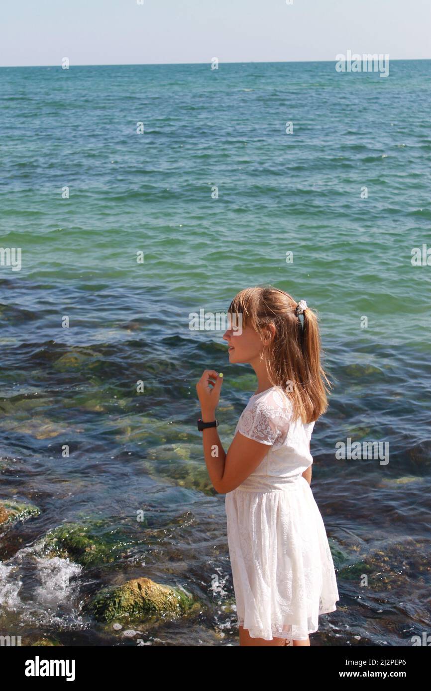 Ein Kind mit Lutscher, glückliches Kind, Kindheit, Glück, Sommerstimmung Stockfoto