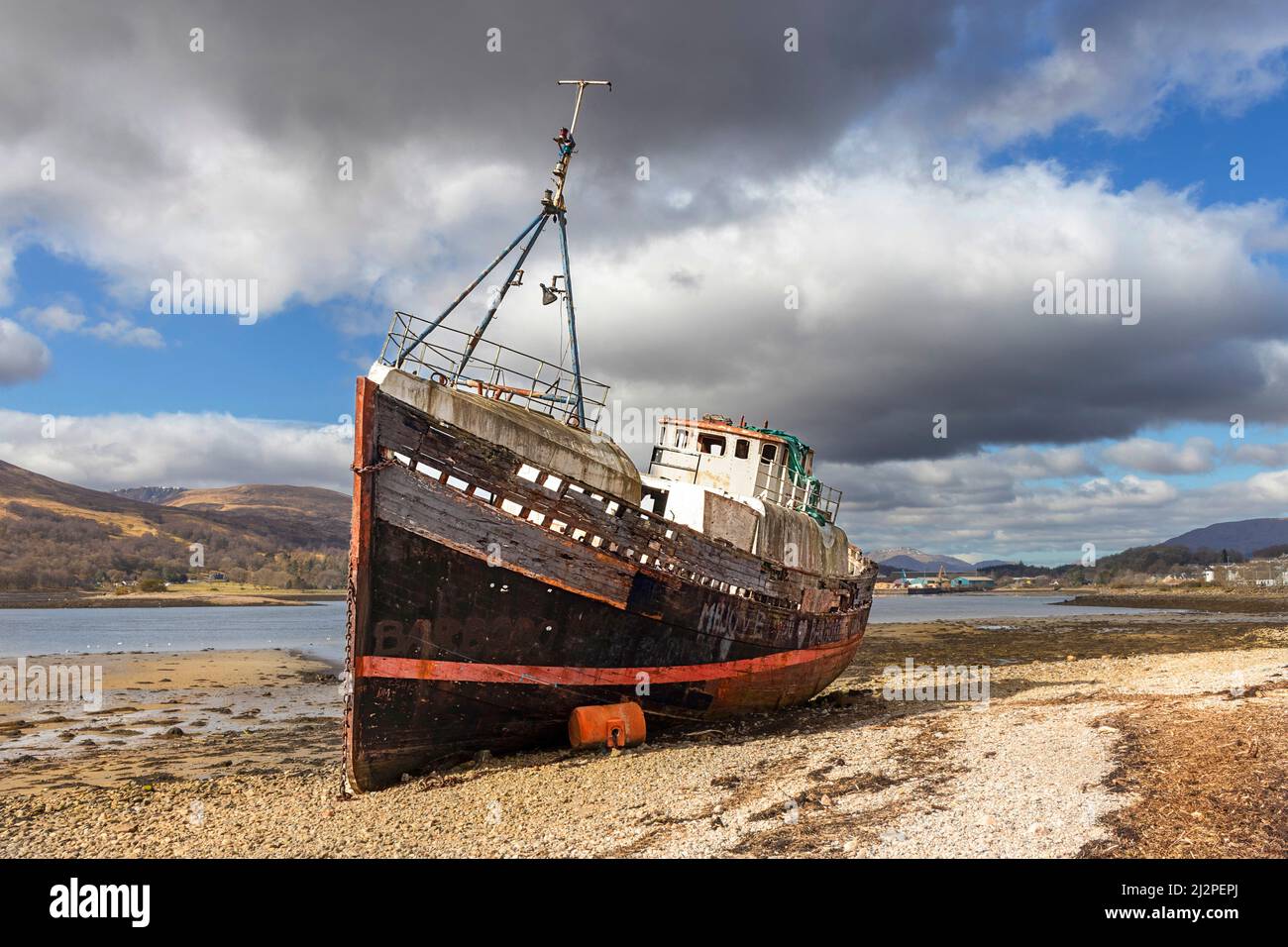 FORT WILLIAM SCOTLAND LOCH EIL CAOL BEACH UND DER HULK DES ALTEN BOOTES Stockfoto