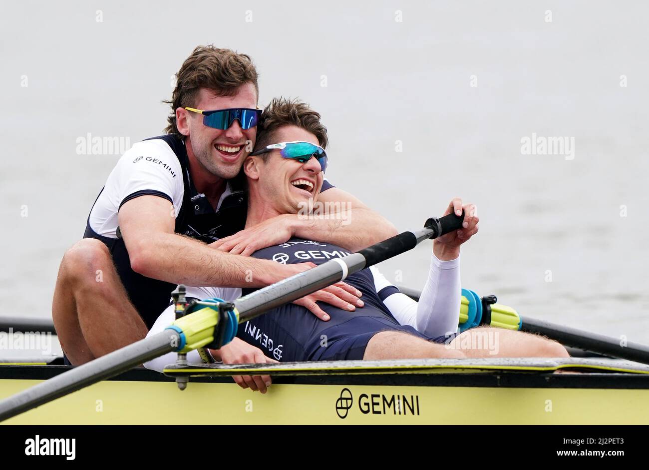 Oxford's Jack Robertson (links) und Roman Roosli feiern nach dem Herrenbootrennen 167. auf der Themse, London. Bilddatum: Sonntag, 3. April 2022. Stockfoto