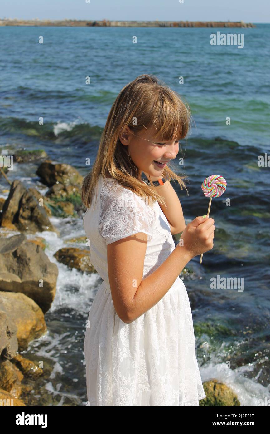 Ein Kind mit Lutscher, glückliches Kind, Kindheit, Glück, Sommerstimmung Stockfoto