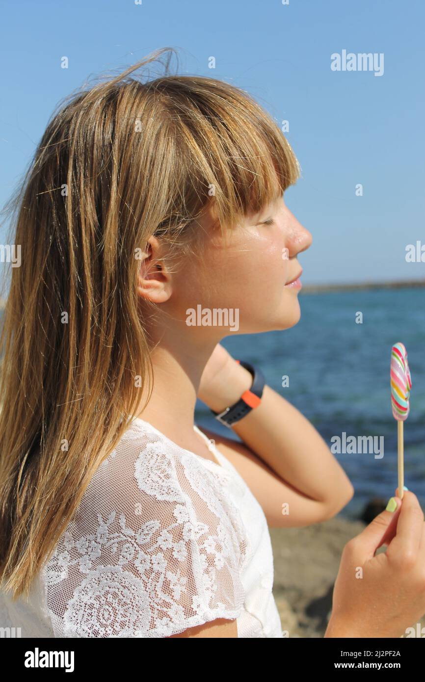 Ein Kind mit Lutscher, glückliches Kind, Kindheit, Glück, Sommerstimmung Stockfoto