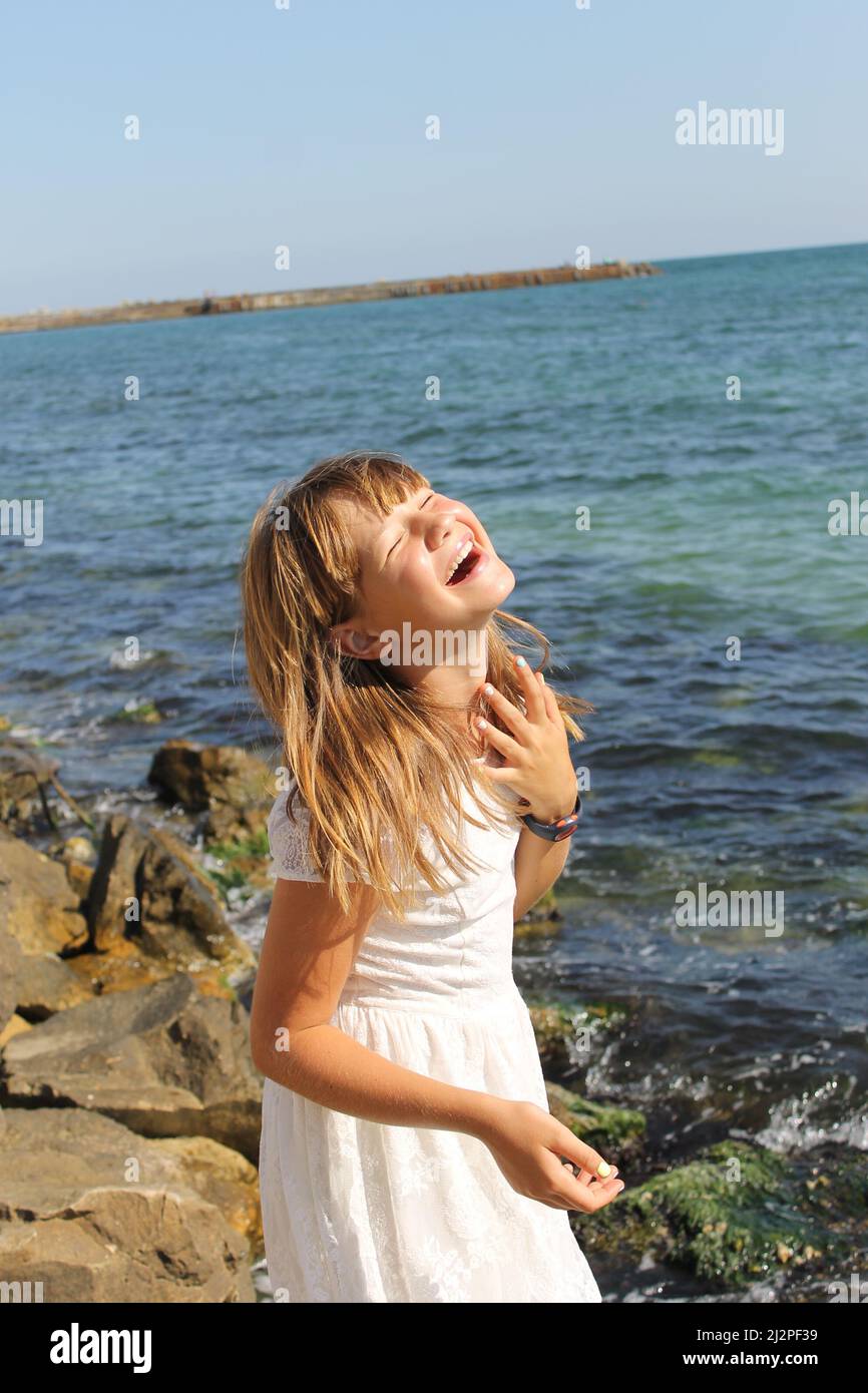 Ein Kind mit Lutscher, glückliches Kind, Kindheit, Glück, Sommerstimmung Stockfoto