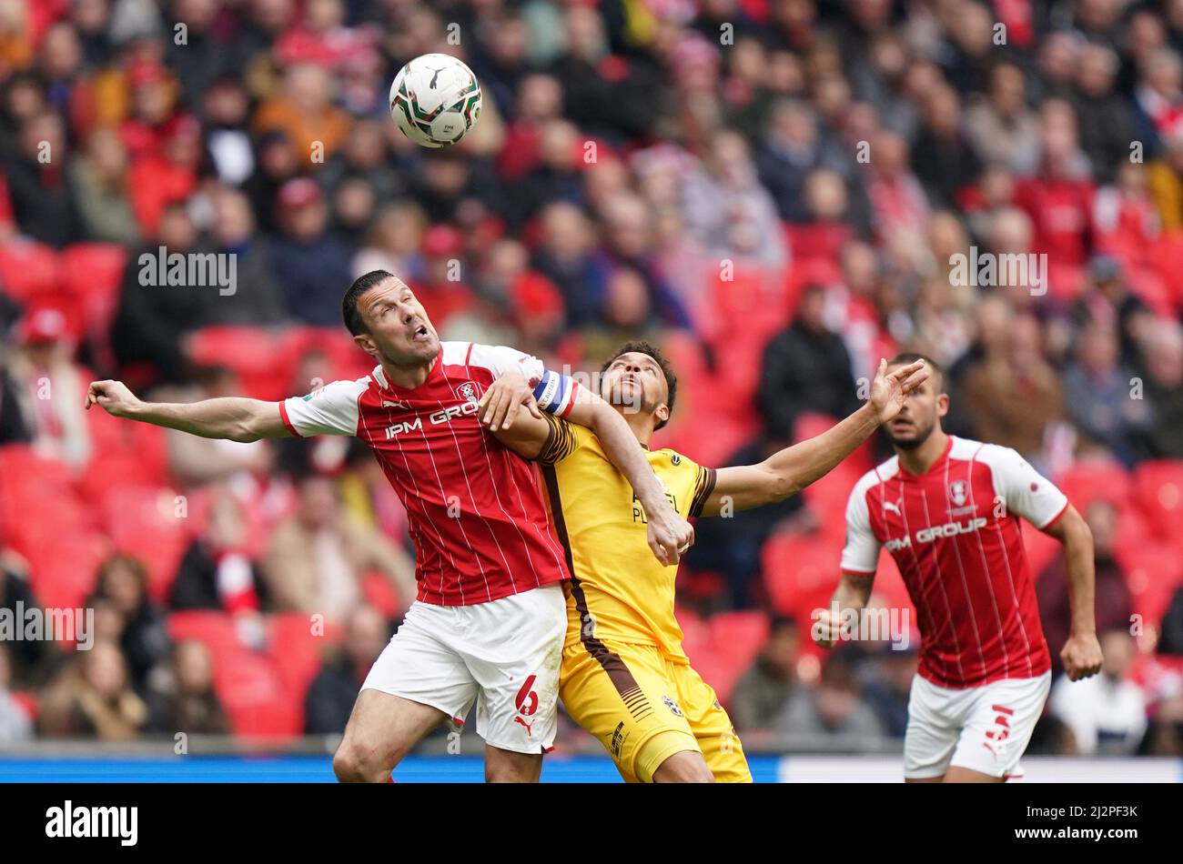 Richard Wood von Rotherham United und Donovan Wilson von Sutton United kämpfen während des Papa John's Trophy Finales im Wembley Stadium, London, um den Ball. Bilddatum: Sonntag, 3. April 2021. Stockfoto