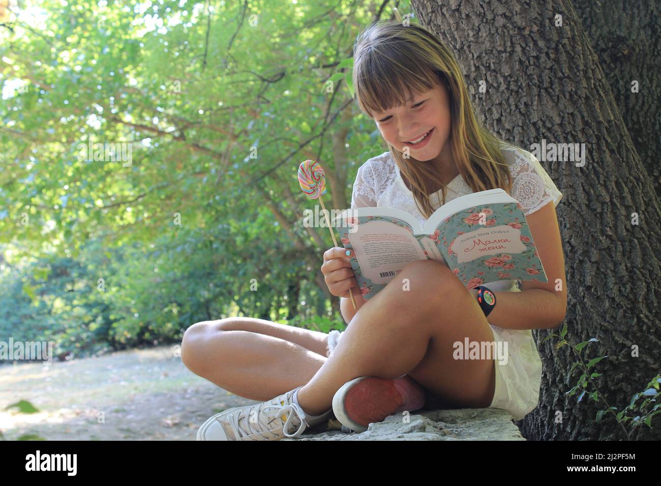 Ein Kind mit Lutscher, glückliches Kind, Kindheit, Glück, Sommerstimmung Stockfoto