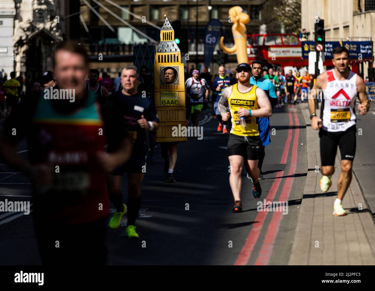 Die Läuferinnen und Läuferinnen verkleideten sich während des Halbmarathon 2022 in London Landmarks als Big Ben. Bilddatum: Sonntag, 3. April 2022. Stockfoto