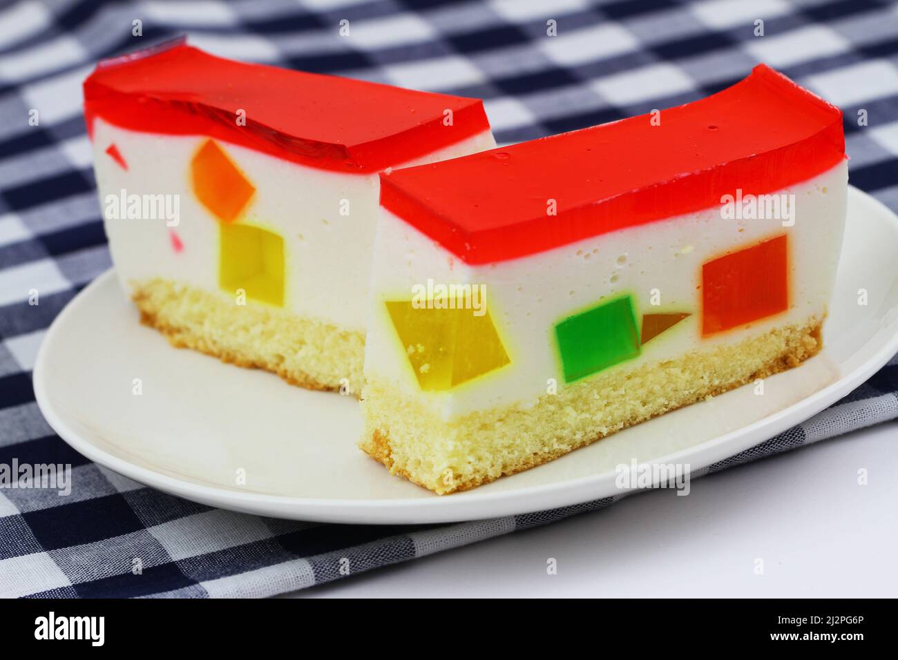 Käsekuchen mit bunten, fruchtigen Gelee-Stücken, Nahaufnahme Stockfoto