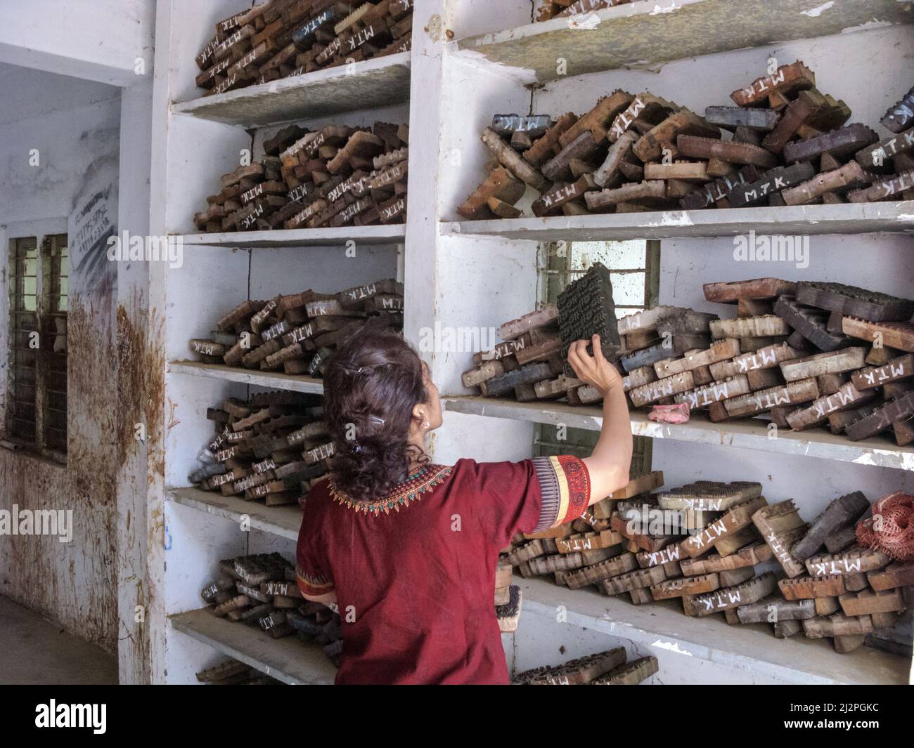 Indien, Gujarat, Großer Rann Von Kutch. Ajrakh Blockdruck in Ajrakhpur Dorf in der Nähe von Bhuj. Geschnitzte, paternierte Holzdruckblöcke mit Handdruck. Stockfoto