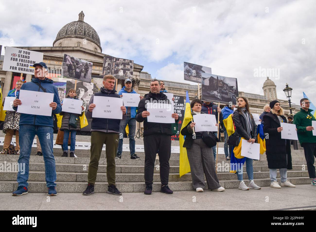 London, Großbritannien. 3.. April 2022. Demonstranten veranstalteten eine Kundgebung zur Unterstützung der Ukraine auf dem Trafalgar-Platz und hielten Schilder mit den Namen der ukrainischen Städte und Städte auf, die am meisten unter den russischen Angriffen gelitten haben. Kredit: Vuk Valcic/Alamy Live Nachrichten Stockfoto