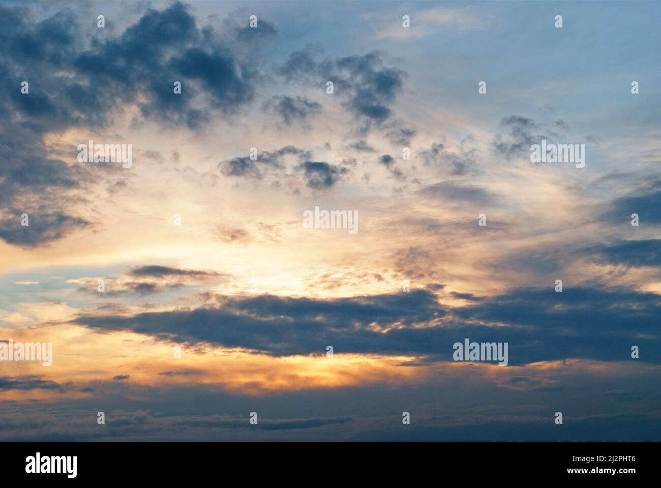 Die Sonne geht am Abend in einer Wolke unter Stockfoto