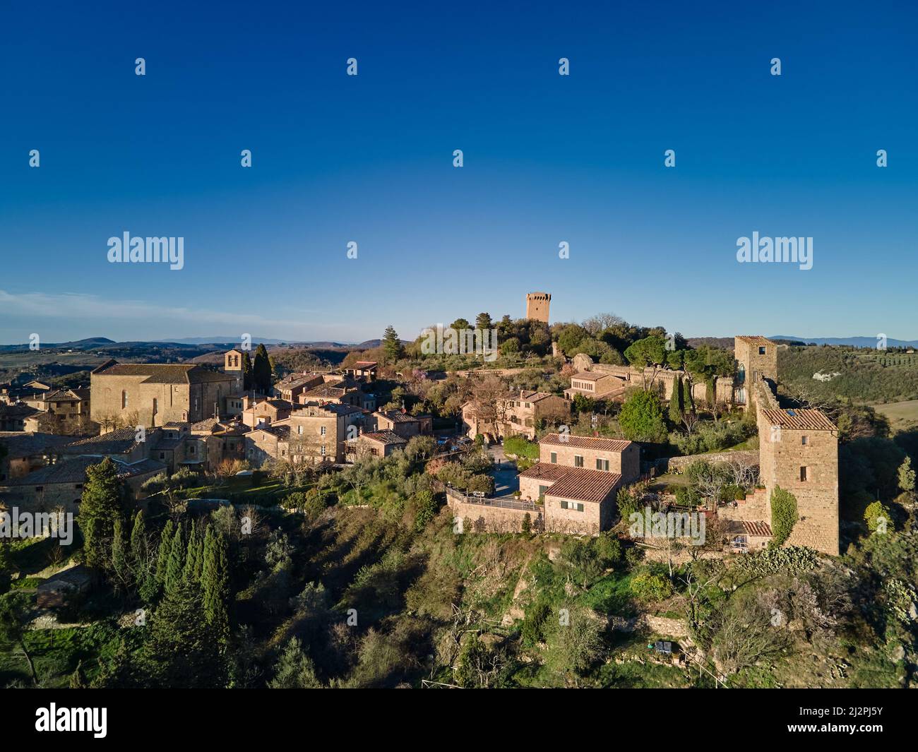 Drohnenaufnahme der mittelalterlichen Stadt Monticchiello, Toskana, Italien Stockfoto