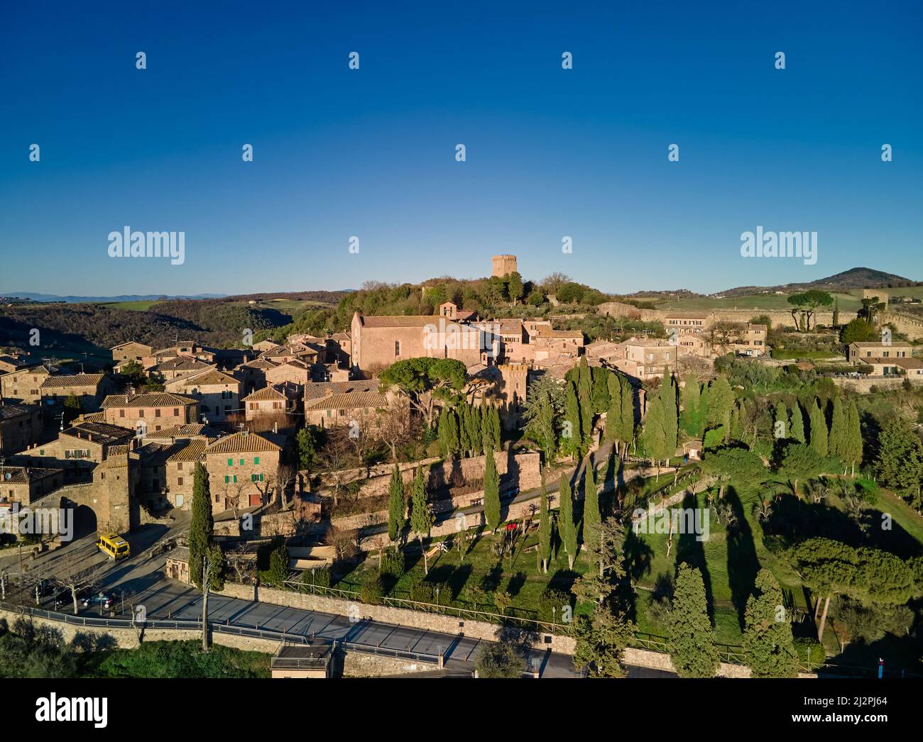 Drohnenaufnahme der mittelalterlichen Stadt Monticchiello, Toskana, Italien Stockfoto