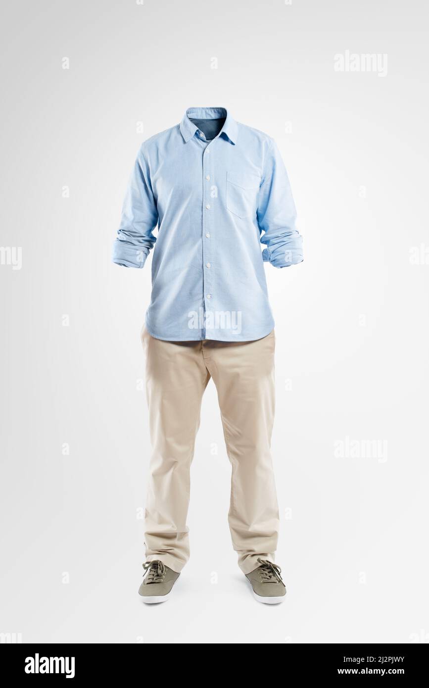 Jetzt siehst du mich, jetzt nicht. Studioaufnahme eines unsichtbaren Mannes, der vor einem grauen Hintergrund steht. Stockfoto