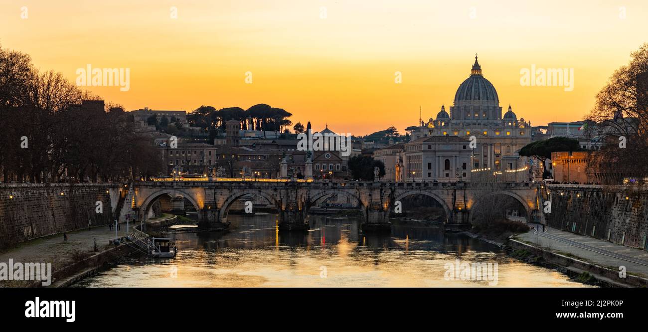 Ein Bild von der Engelbrücke, dem Petersdom und dem Tiber bei Sonnenuntergang. Stockfoto