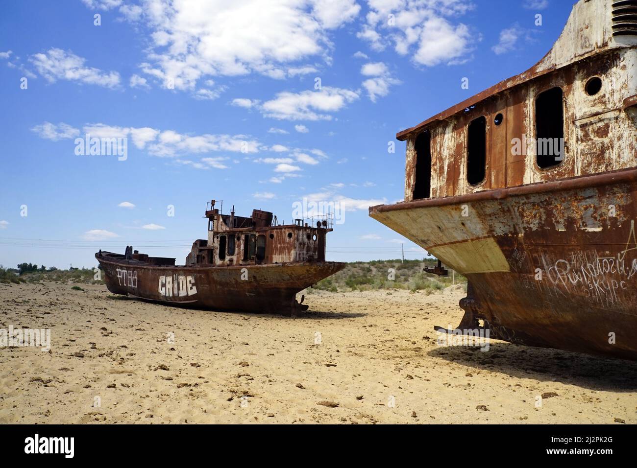 Verrostete, verlassene Fischereifahrzeuge auf dem ehemaligen Meeresboden des Aral-Meeres in der Nähe von Moynaq, Usbekistan Stockfoto