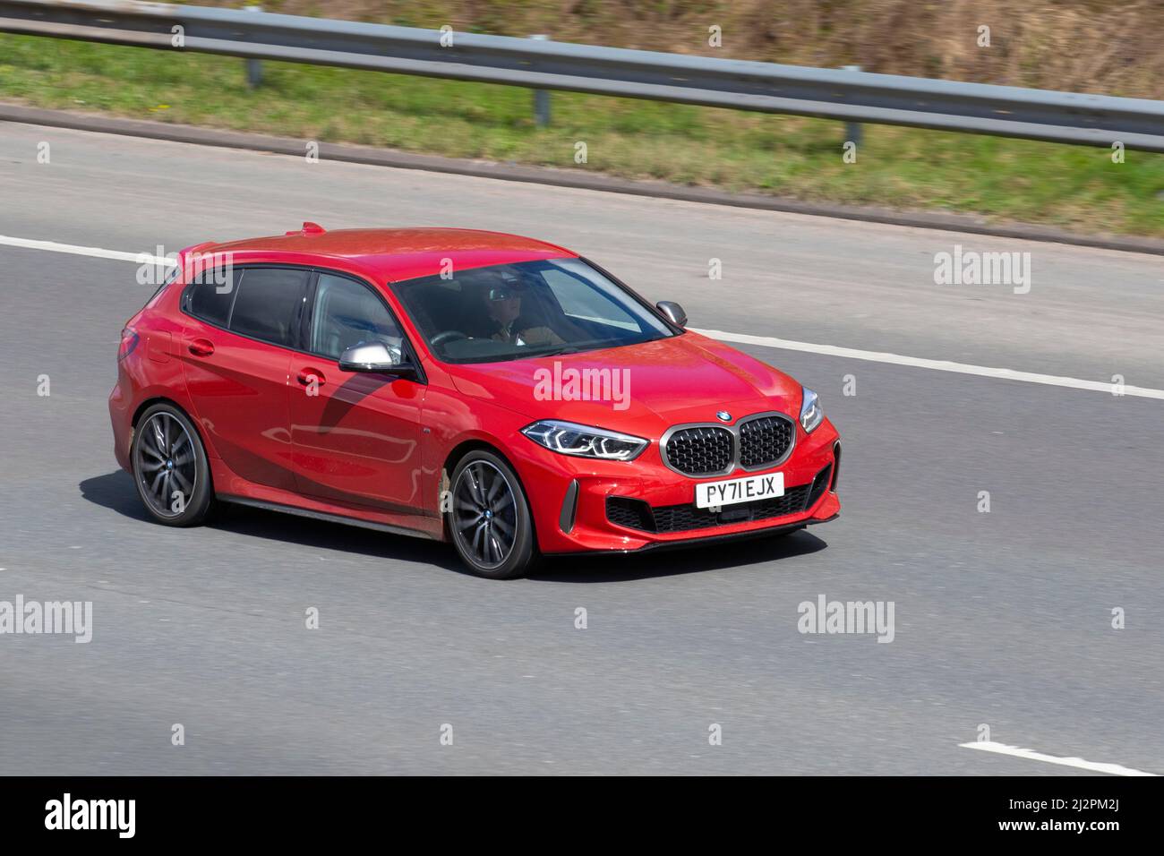 2022 rot M135i xDrive Auto 1998cc Benzin 8-Gang-Automatik; Fahren auf der Autobahn M61, Manchester, Großbritannien Stockfoto